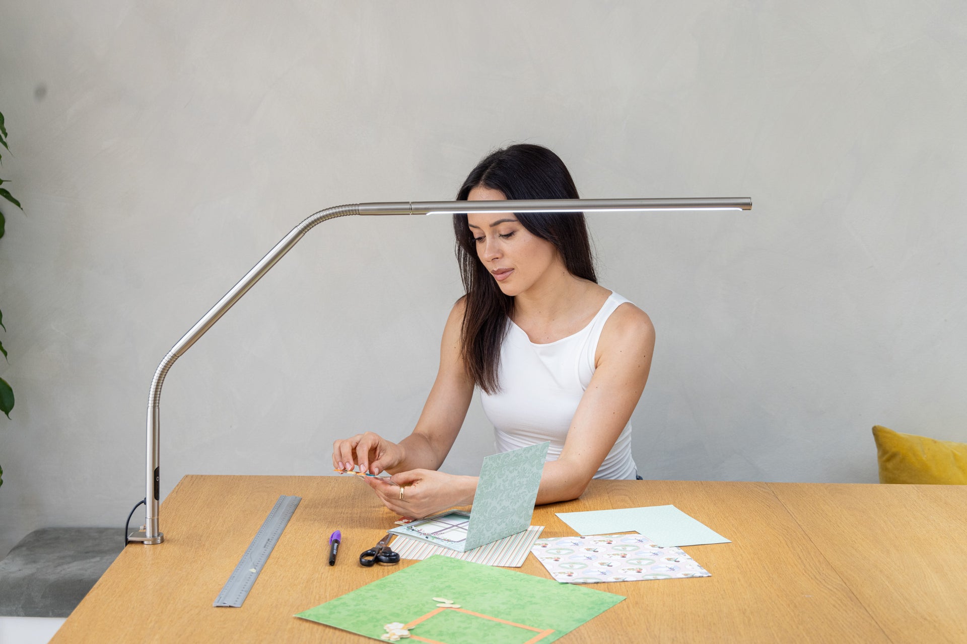 daylight-slimline-4-tischleuchte-edelstahl-geb-rstet-tageslicht image 1