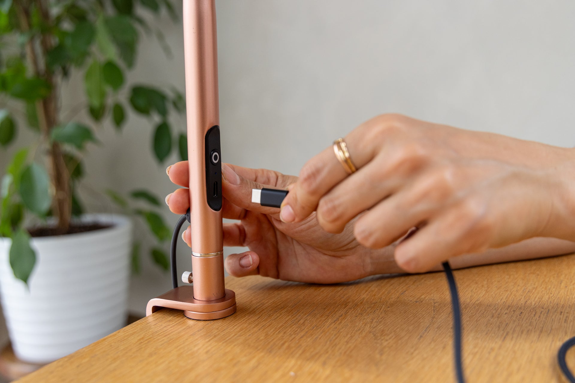 daylight-slimline-4-tischlampe-rosegold-led-tageslicht image 1