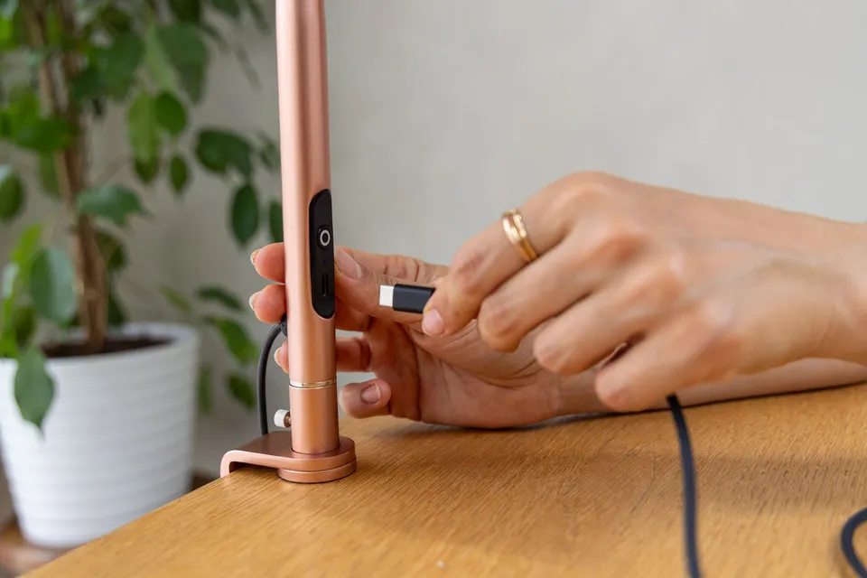daylight-slimline-4-tischlampe-rosegold-led-tageslicht image 1