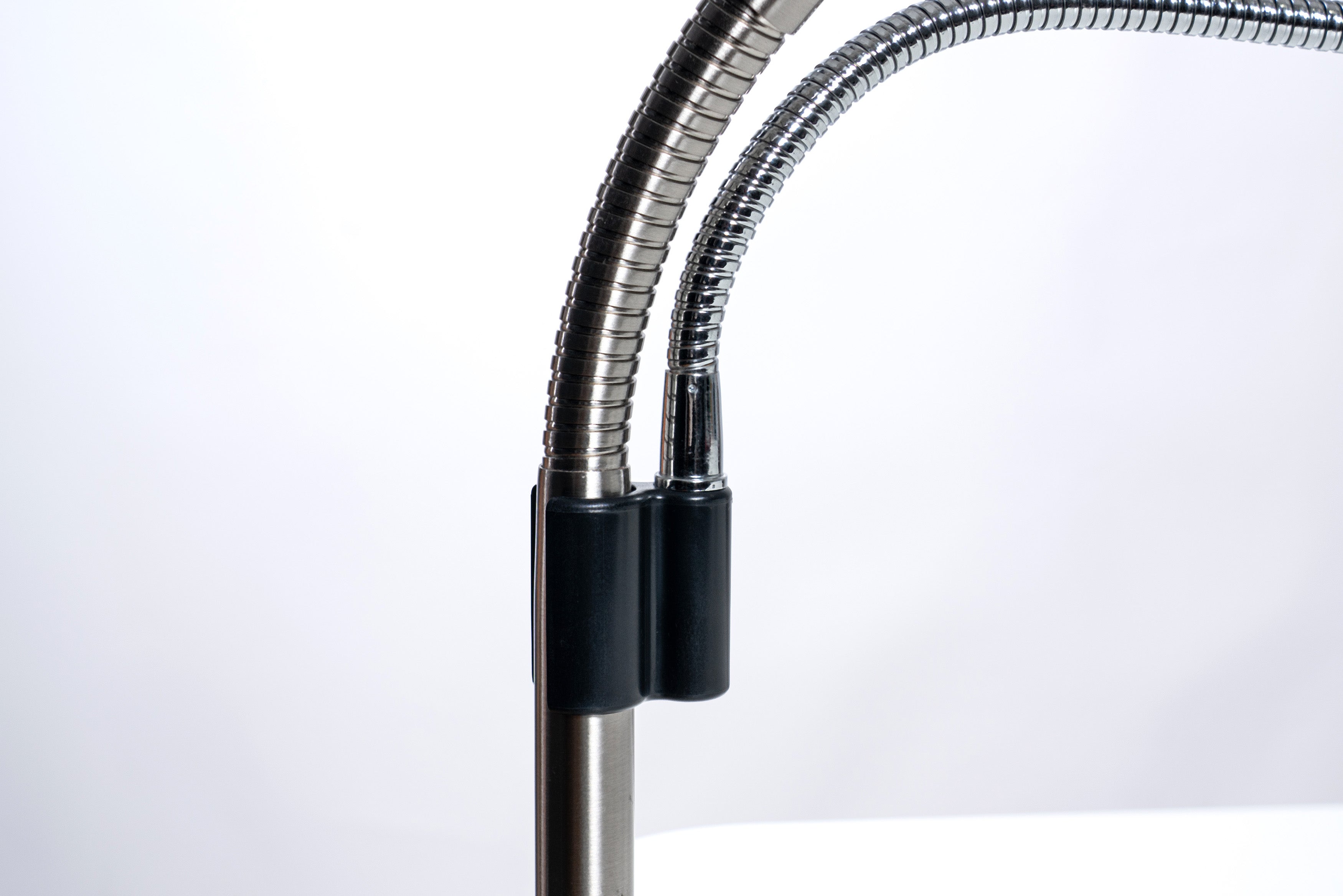 daylight-slimline-4-tischleuchte-eisgrau-mit-handyhalter image 4