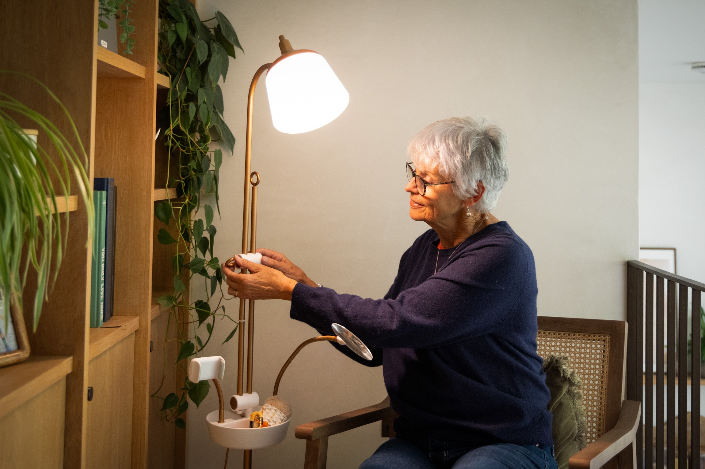 daylight-anita-stehleuchte-mit-lupe-tageslicht-dimmbar image 5