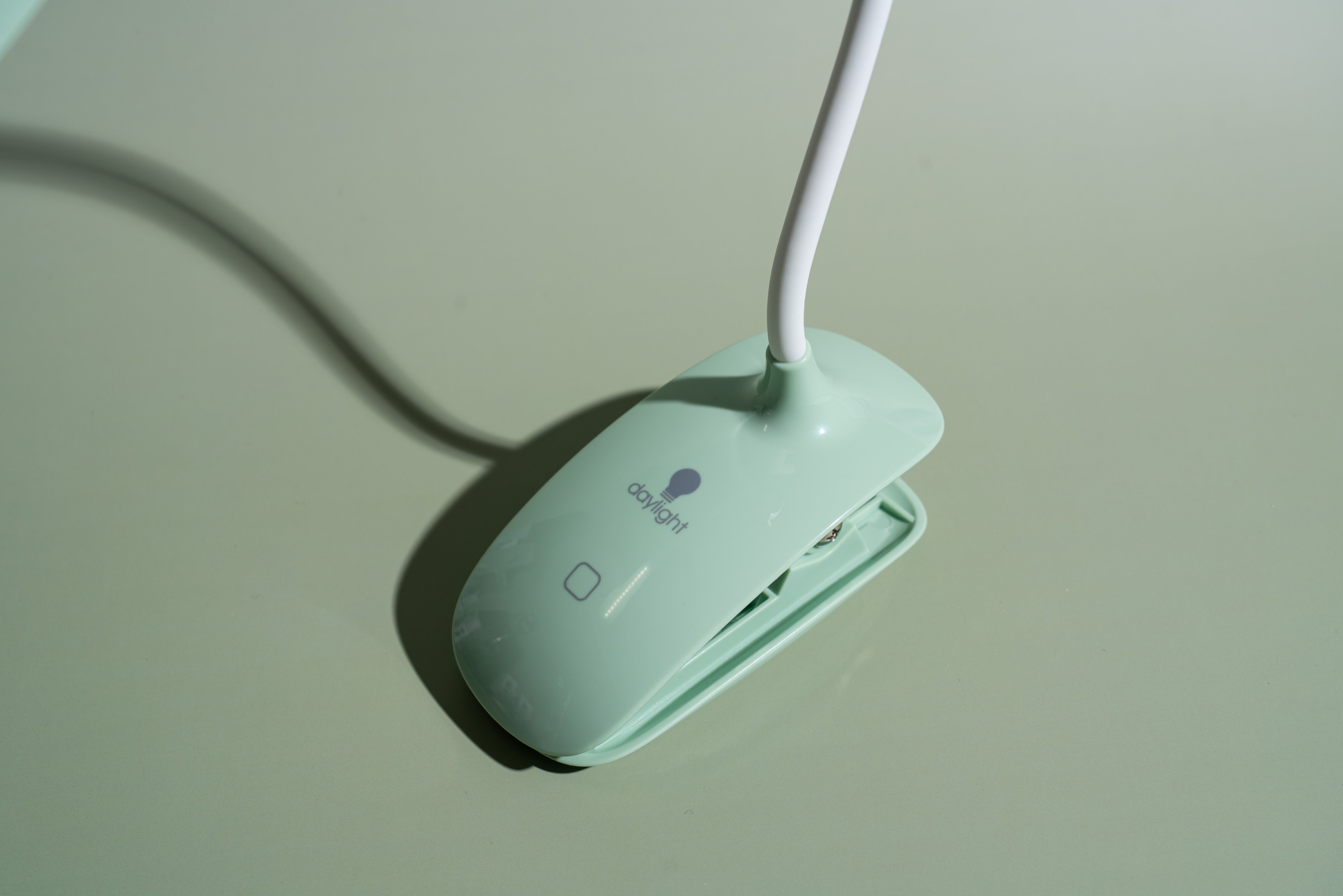daylight-smart-clip-on-klemmleuchte-sage-green-dimmbar-usb image 2