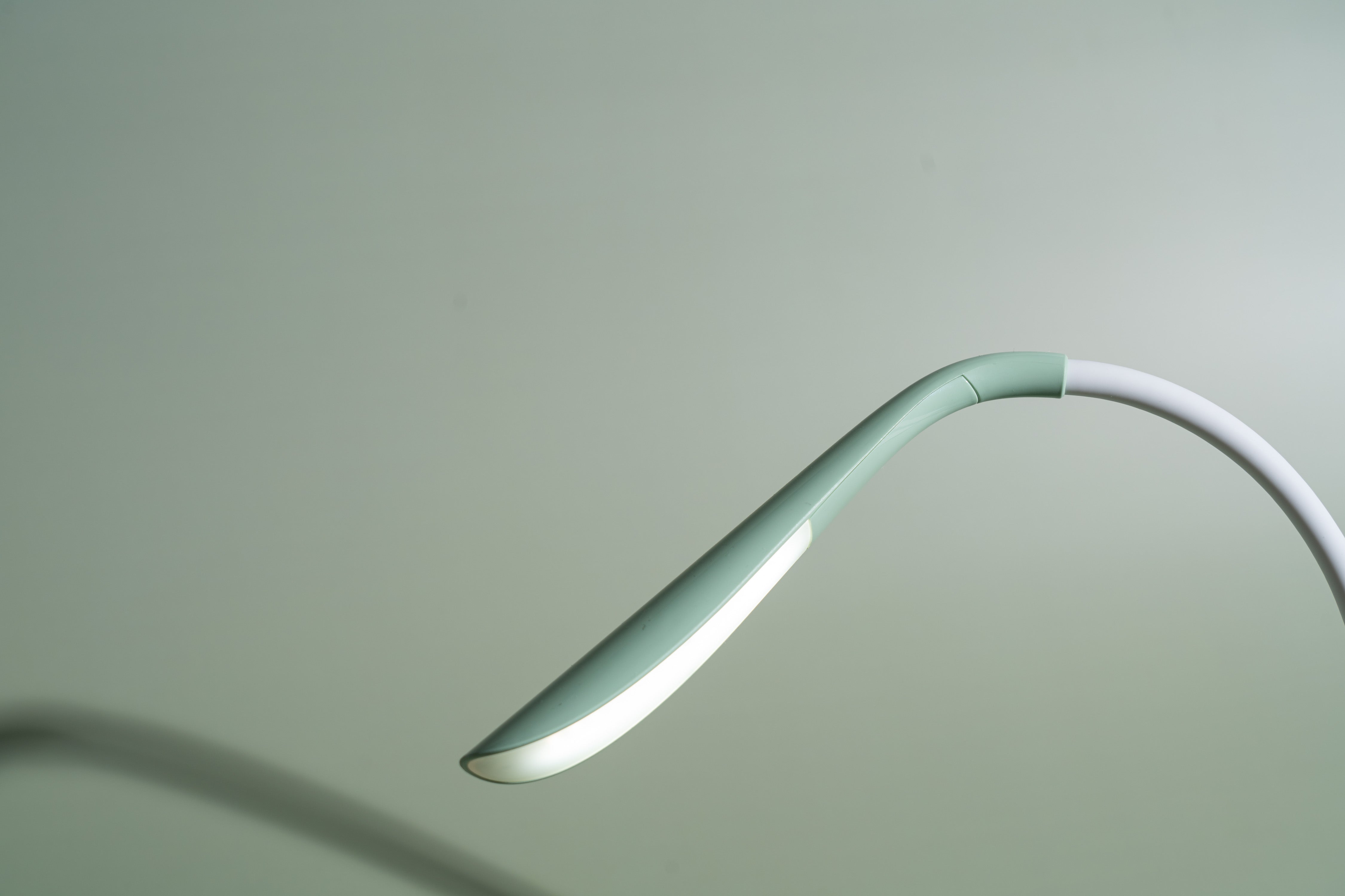 daylight-smart-clip-on-klemmleuchte-sage-green-dimmbar-usb image 3