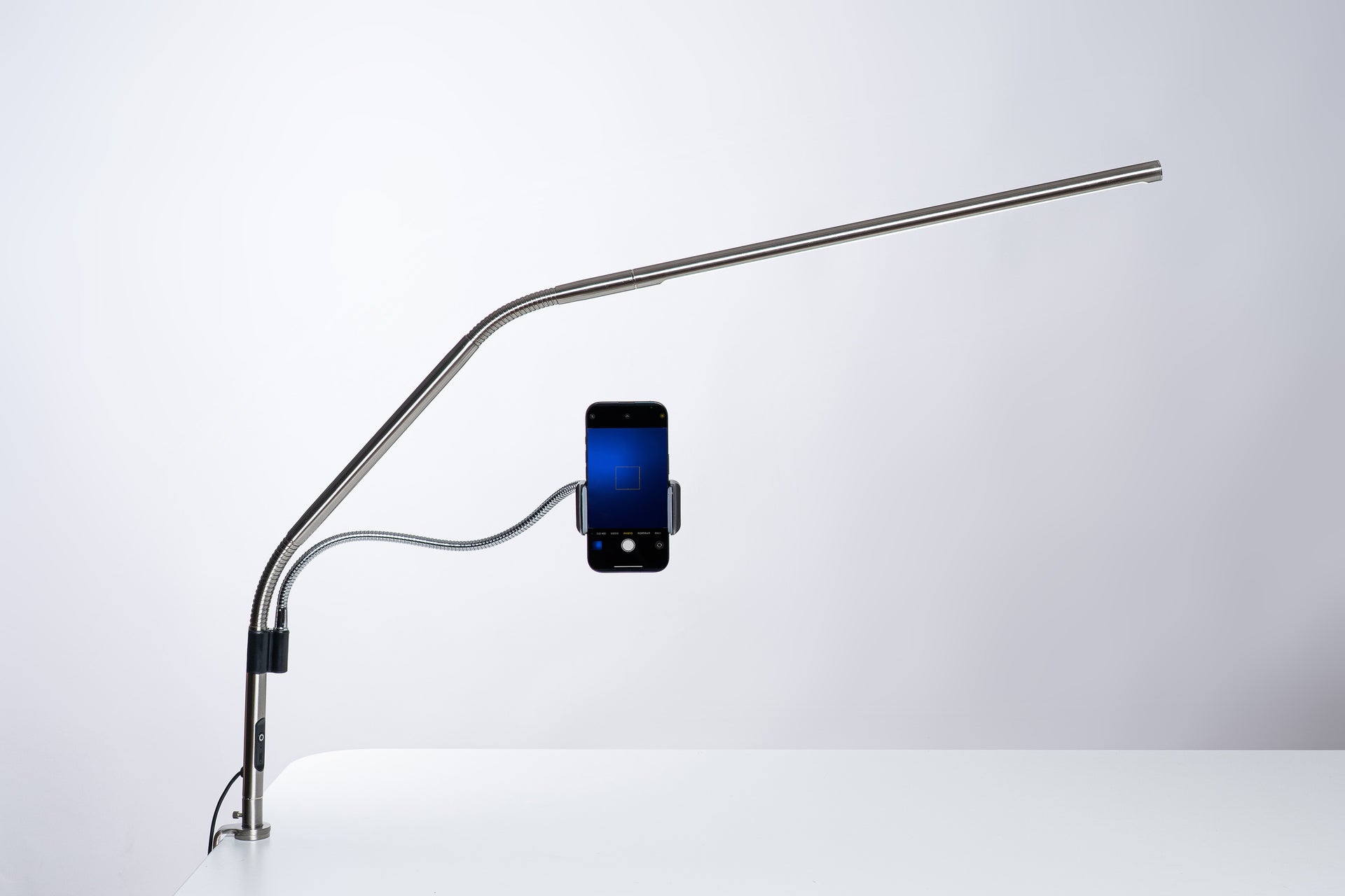 daylight-slimline-4-tischlampe-eisgrau-handyhalter-bundle image 1