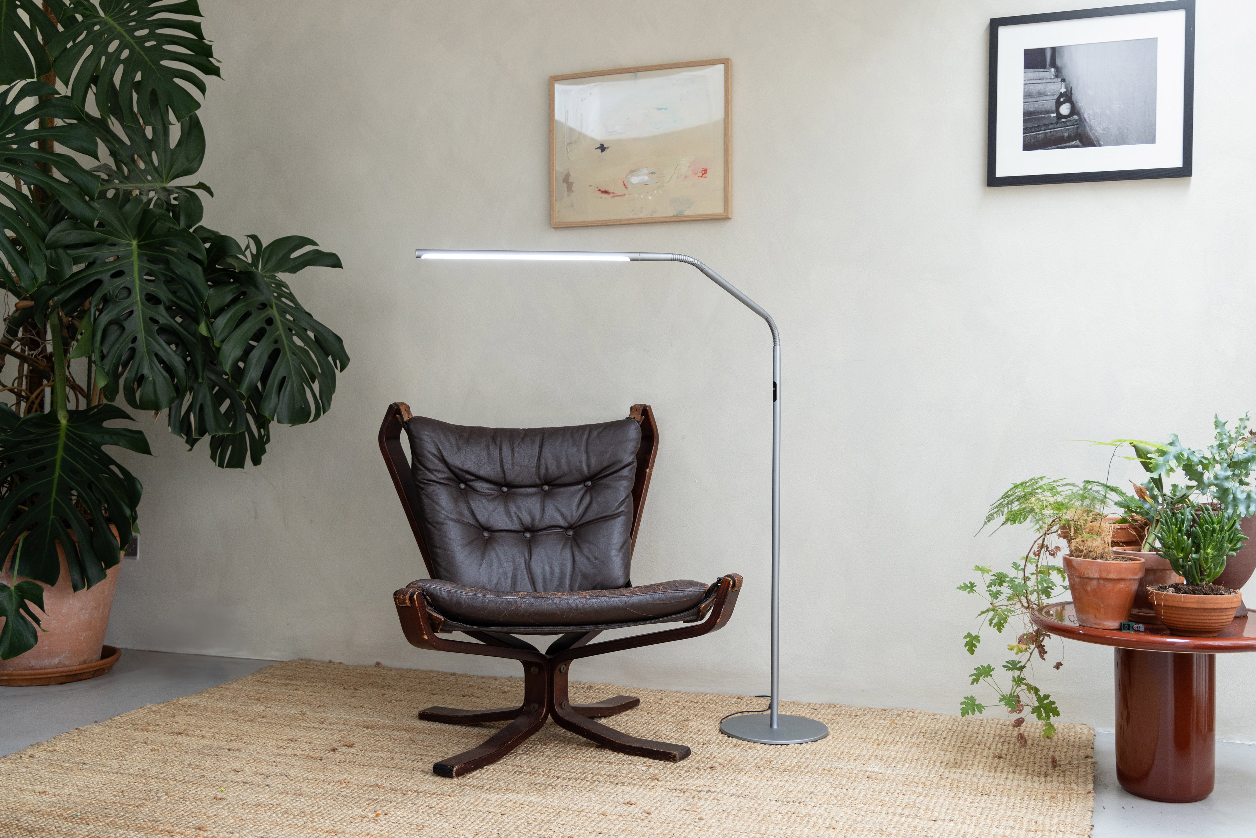 daylight-slimline-4-stehleuchte-eisgrau-mit-lupe-tageslicht image 1