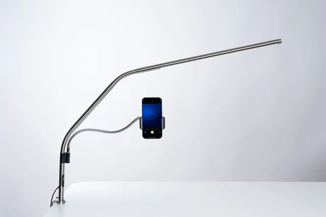 daylight-slimline-4-tischleuchte-eisgrau-mit-handyhalter image 1