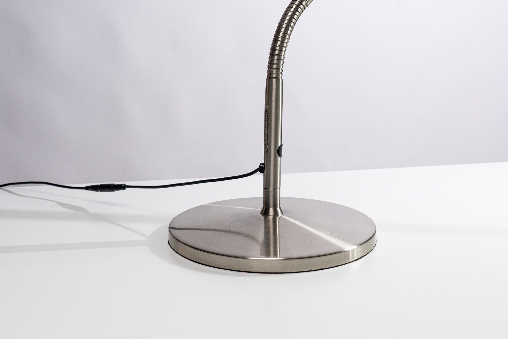 daylight-slimline-standfu-tischleuchtenfuss-edelstahl image 1