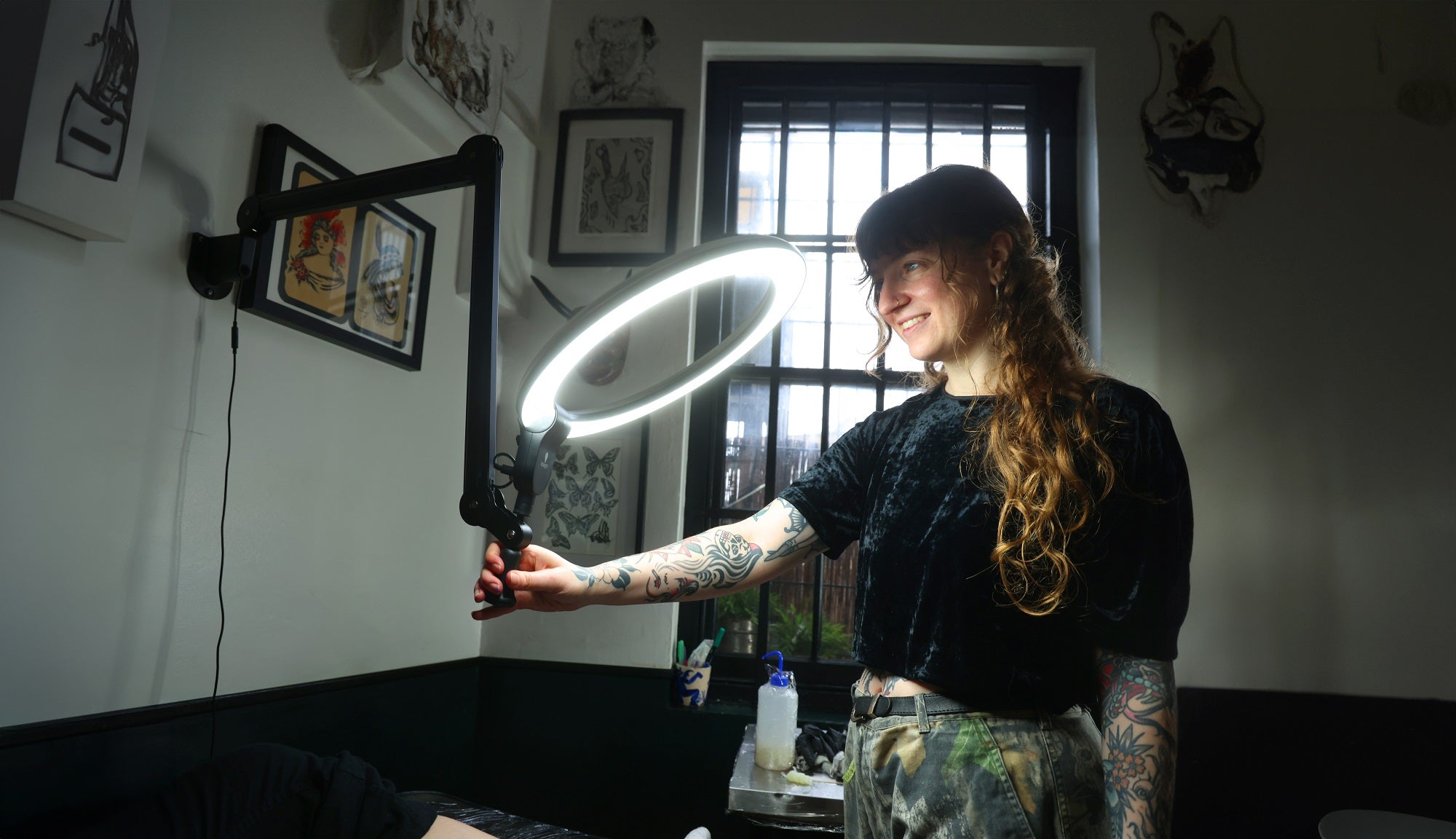 daylight-aura-on-arm-tischleuchte-ringleuchte-dimmbar image 5