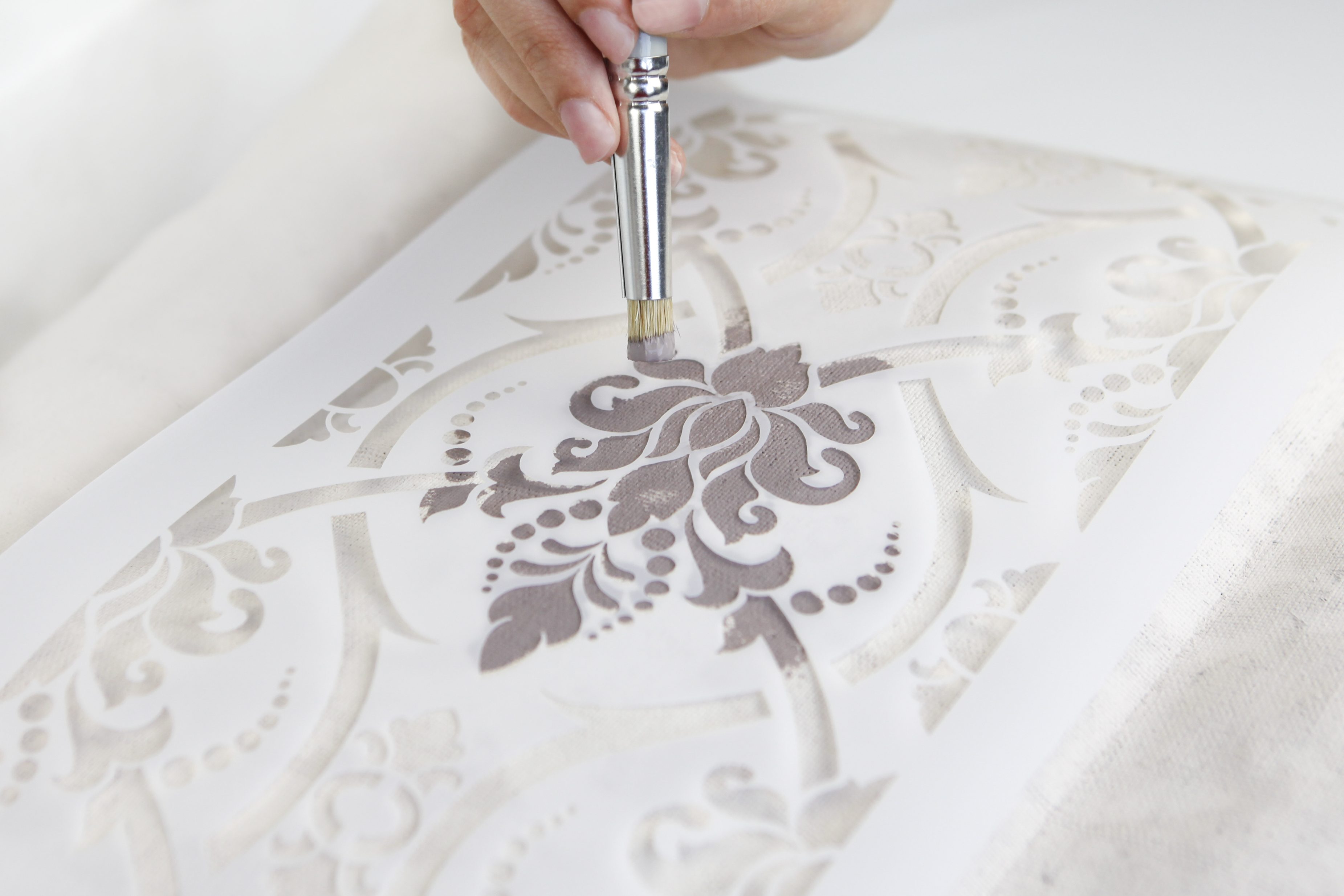 fleur-wallpaper-schablone-wandschablone-braided-damask-18x50 image 4