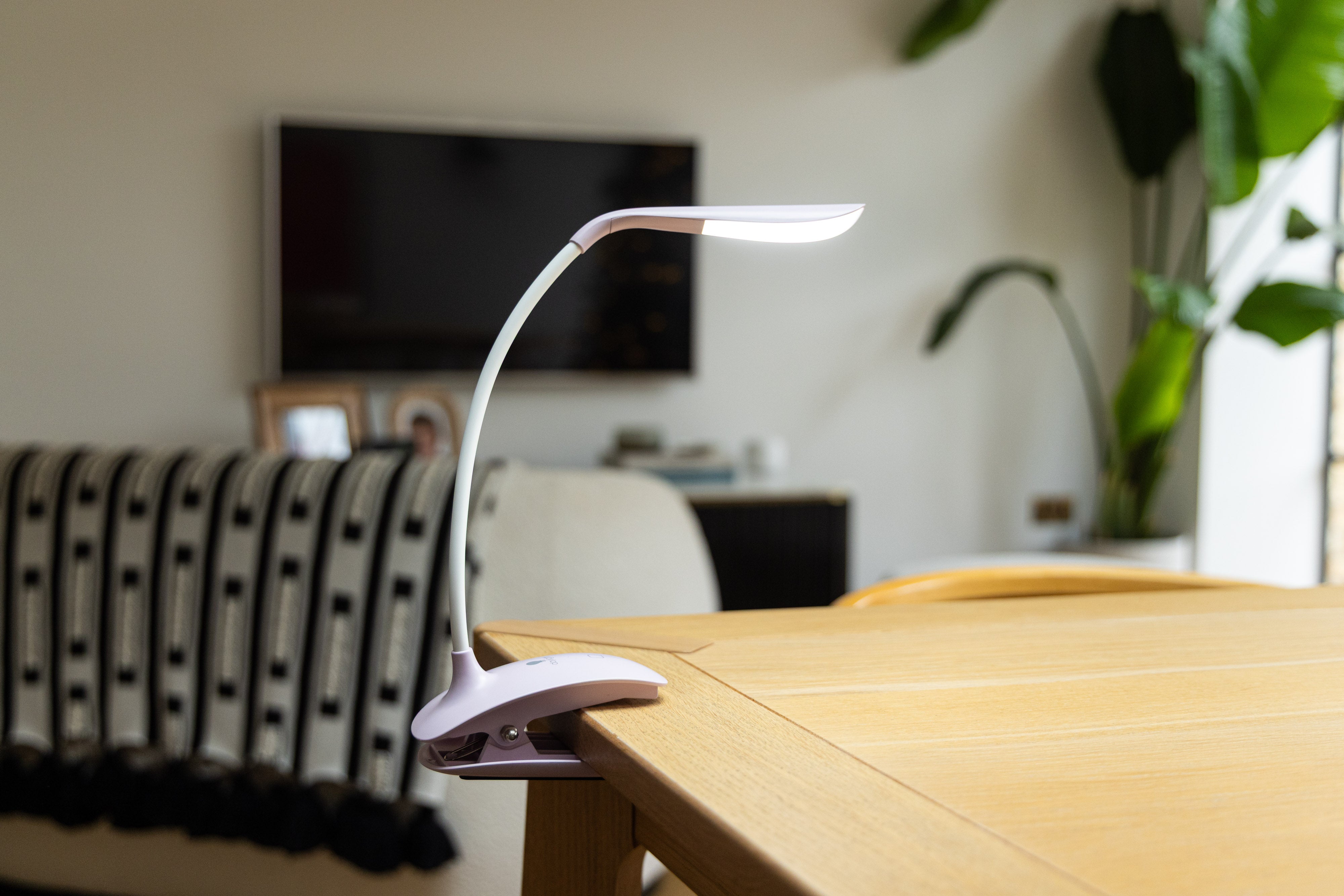 daylight-smart-clip-on-klemmleuchte-lilac-akku image 1