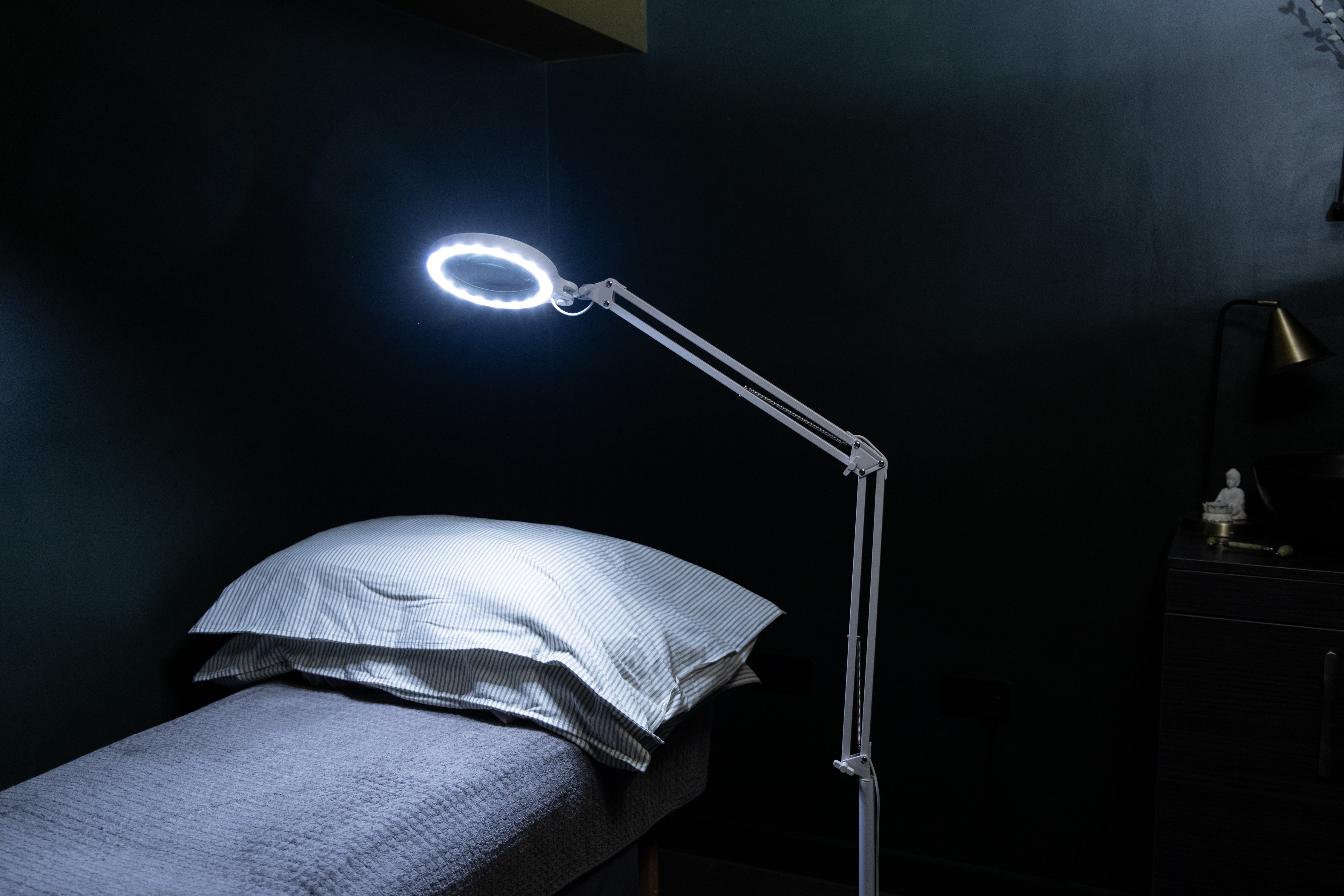daylight-mag-s-lupenleuchte-bodenstativ-1-75x-tageslicht image 2