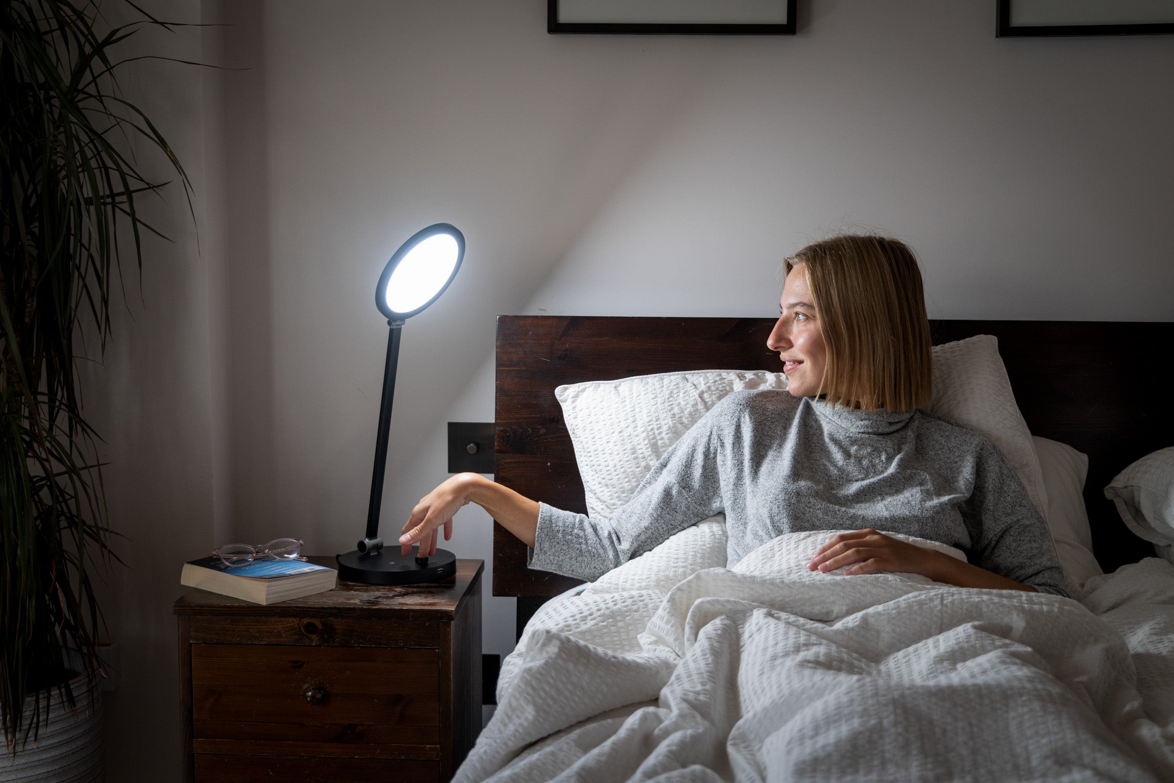 daylight-trisun-lichttherapielampe-tischlampe-mit-usb image 3