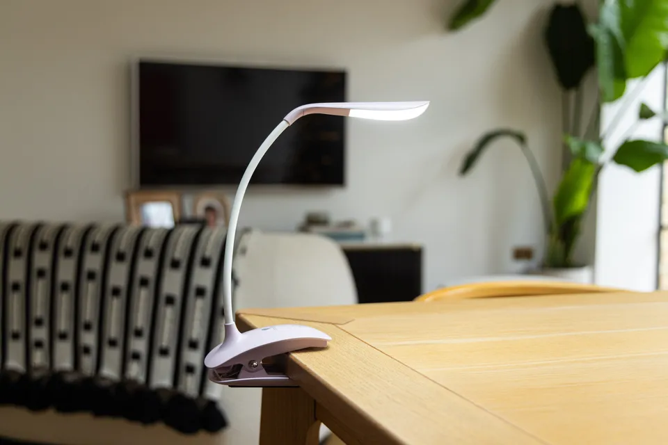daylight-smart-clip-on-klemmleuchte-lilac-akku image 1