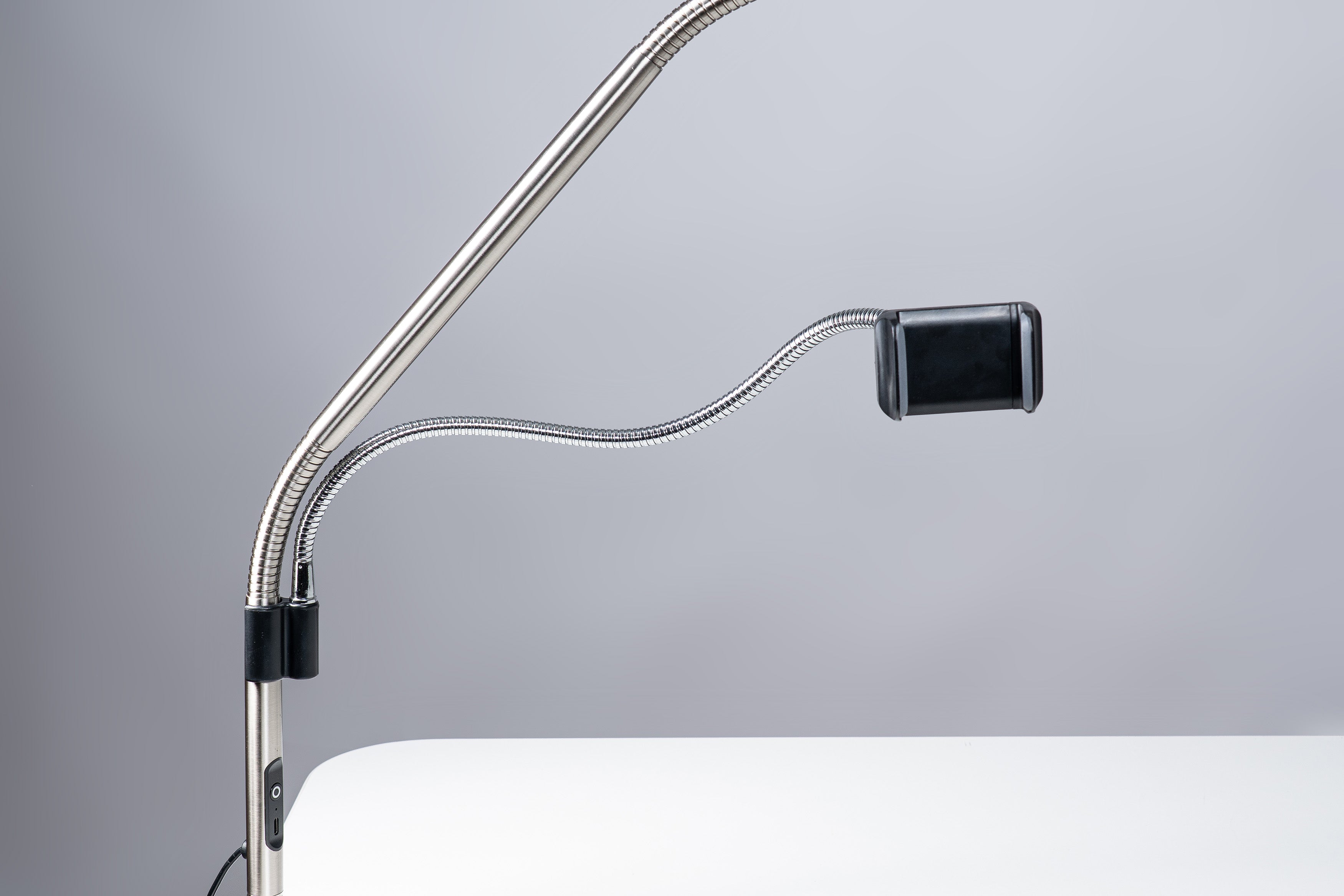 daylight-slimline-4-tischleuchte-eisgrau-mit-handyhalter image 5