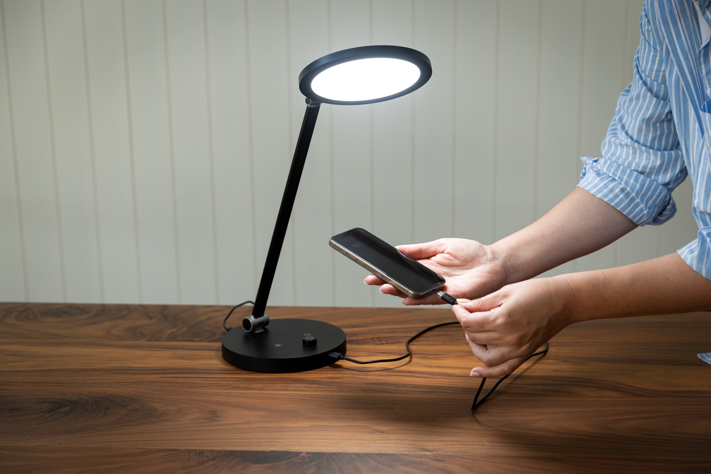 daylight-trisun-lichttherapielampe-tischlampe-mit-usb image 5