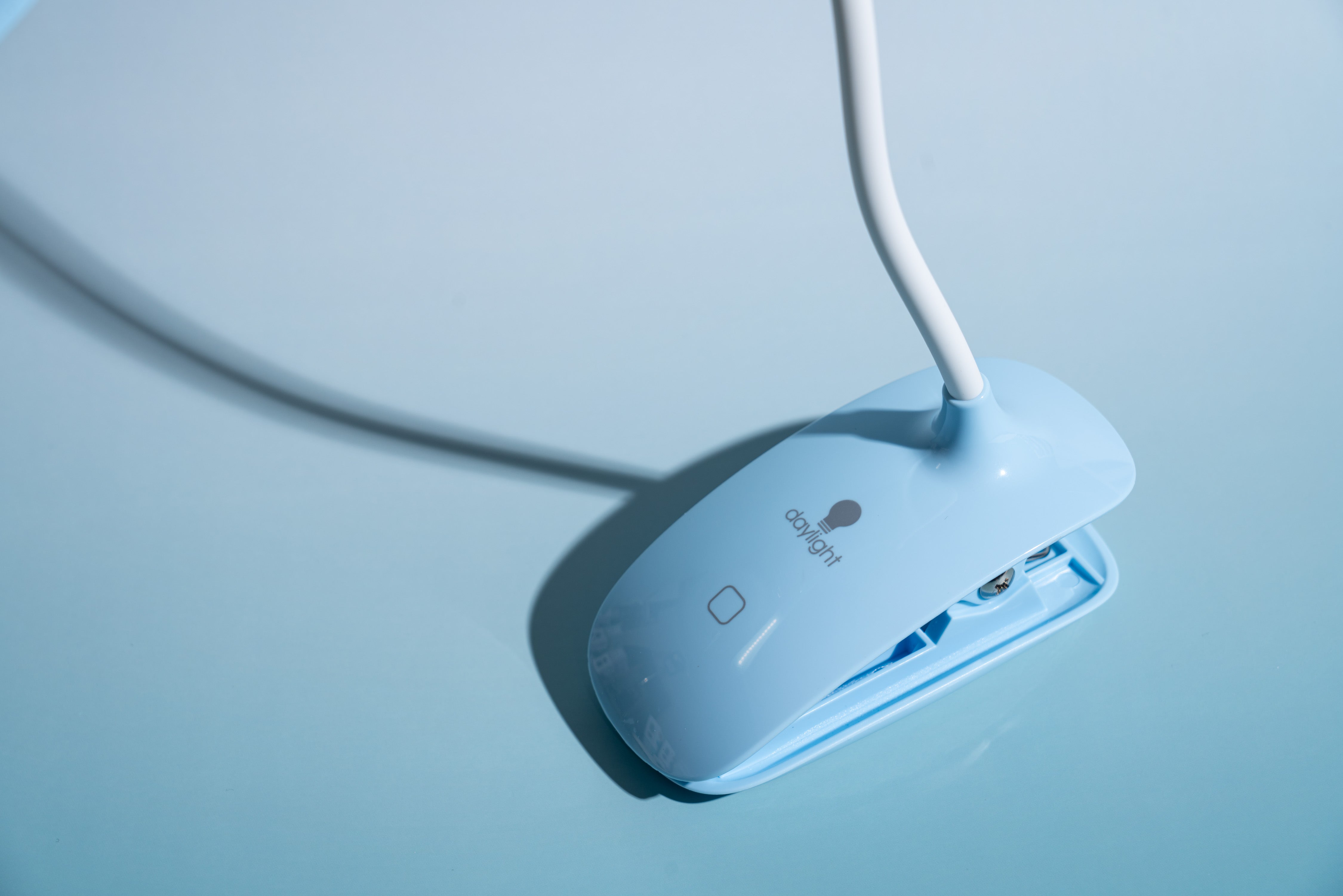 daylight-smart-clip-on-klemmleuchte-sky-blue-dimmbar-usb image 2