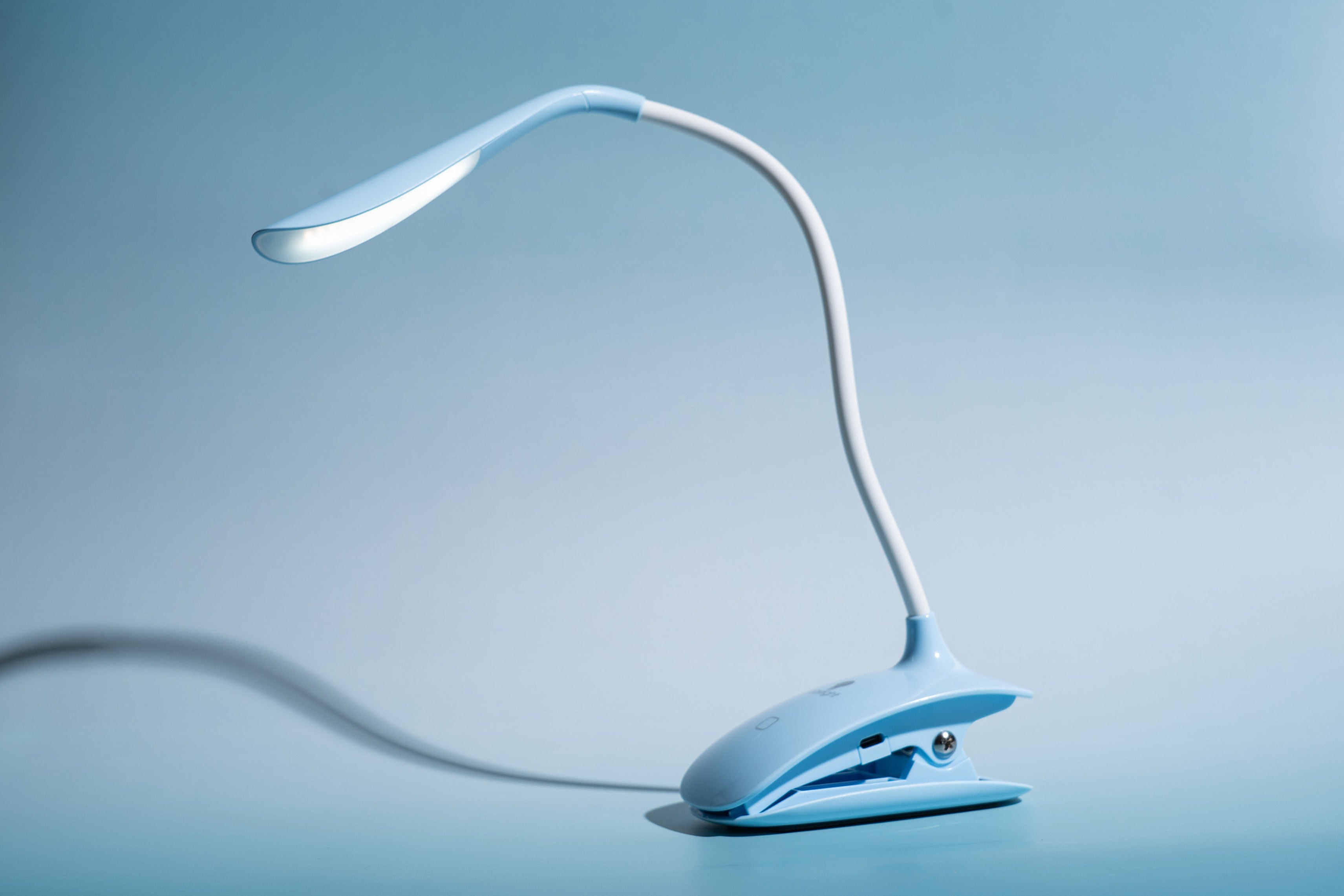 daylight-smart-clip-on-klemmleuchte-sky-blue-dimmbar-usb image 3